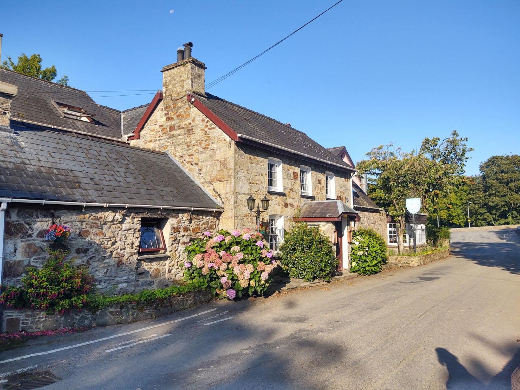 Trewern Arms Hotel Newport  Exterior foto