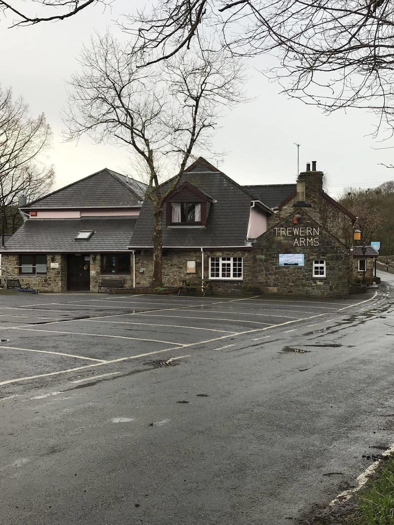 Trewern Arms Hotel Newport  Exterior foto